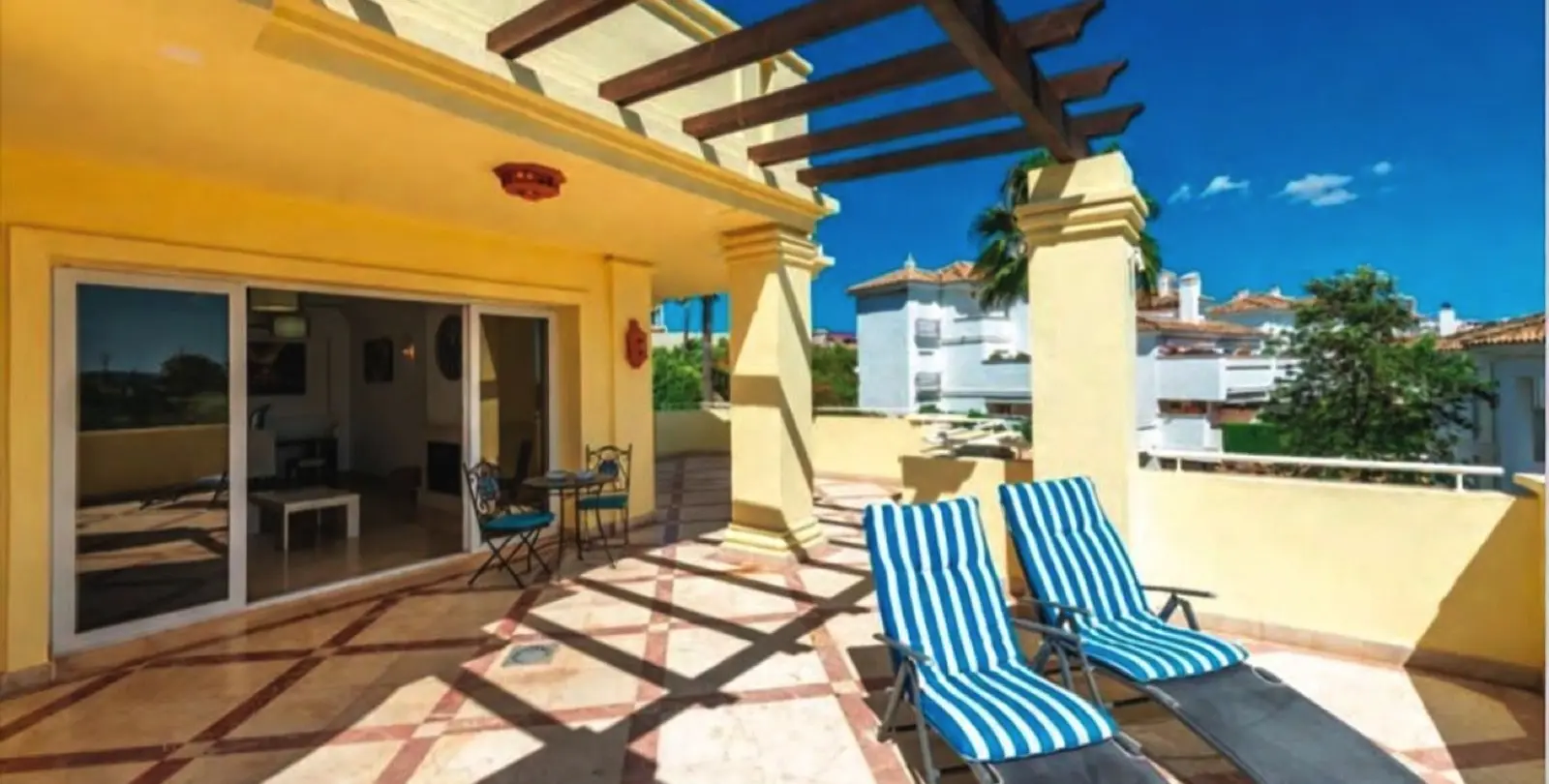 Sale of middle floor apartment in Casares Playa 1
