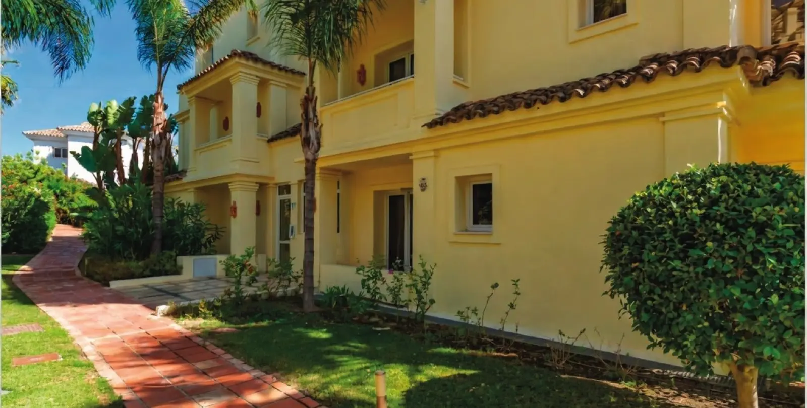 Sale of middle floor apartment in Casares Playa 5