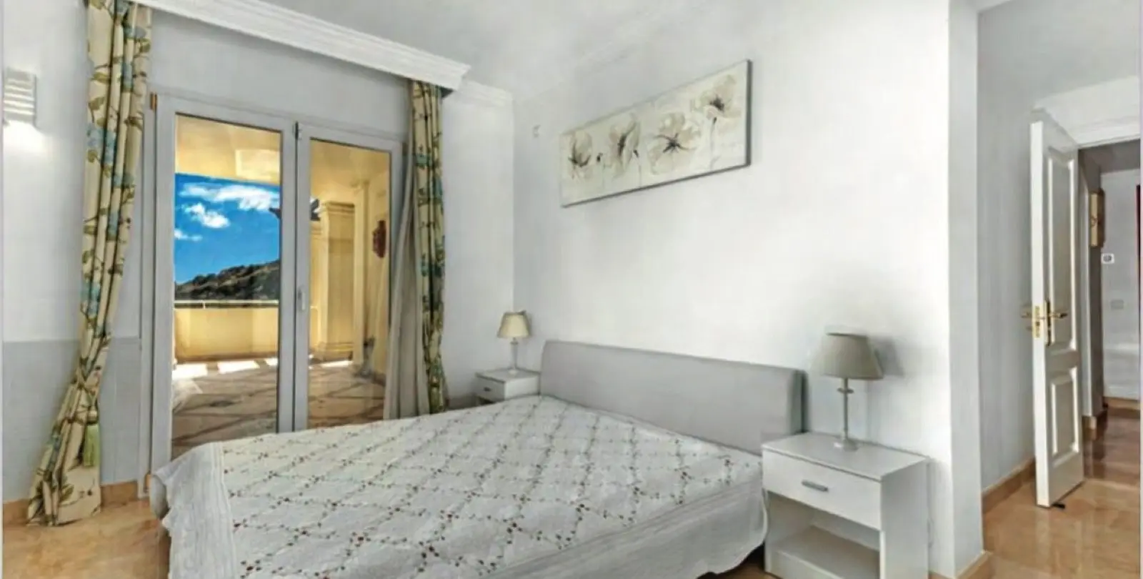 Sale of middle floor apartment in Casares Playa 12