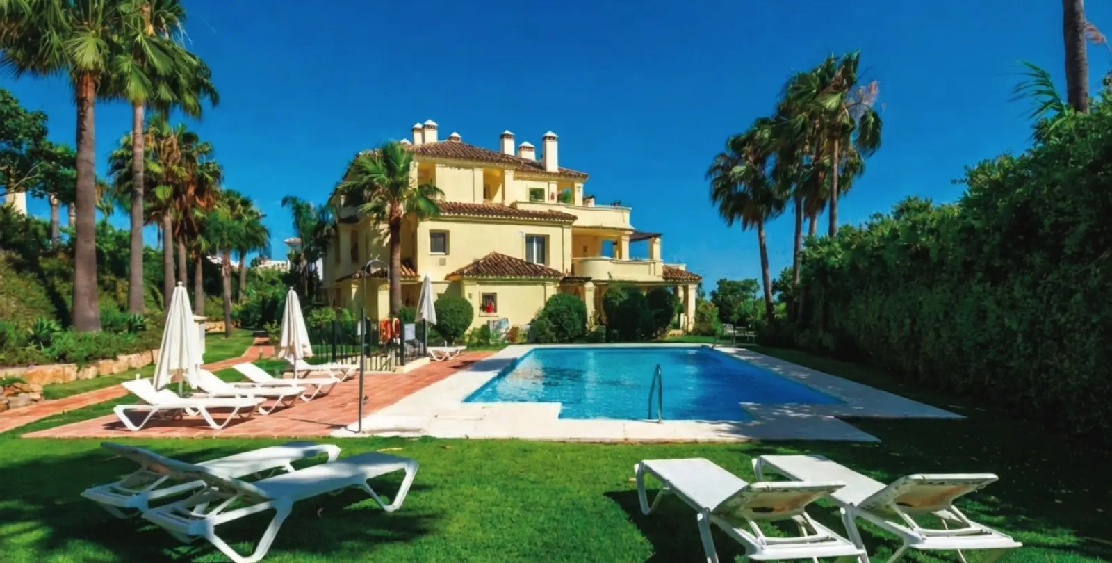 Sale of middle floor apartment in Casares Playa 17