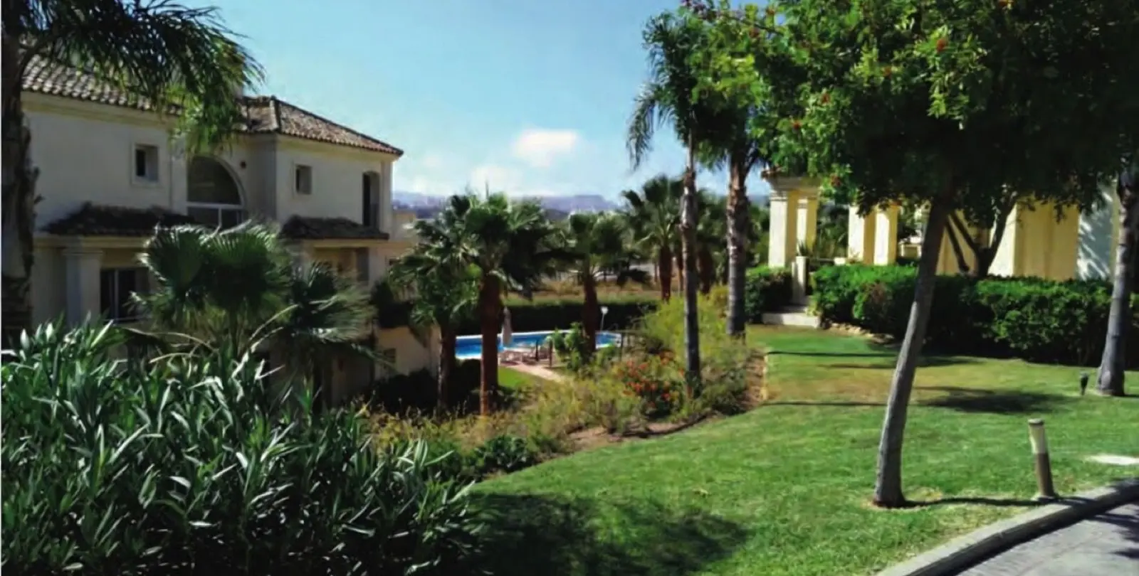 Sale of middle floor apartment in Casares Playa 18