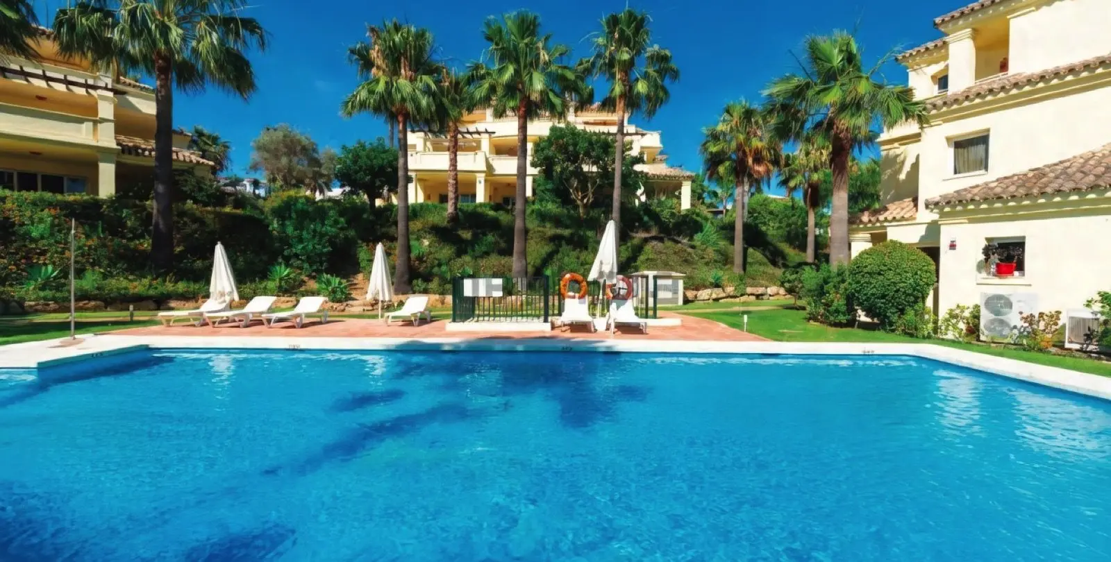 Sale of middle floor apartment in Casares Playa 21