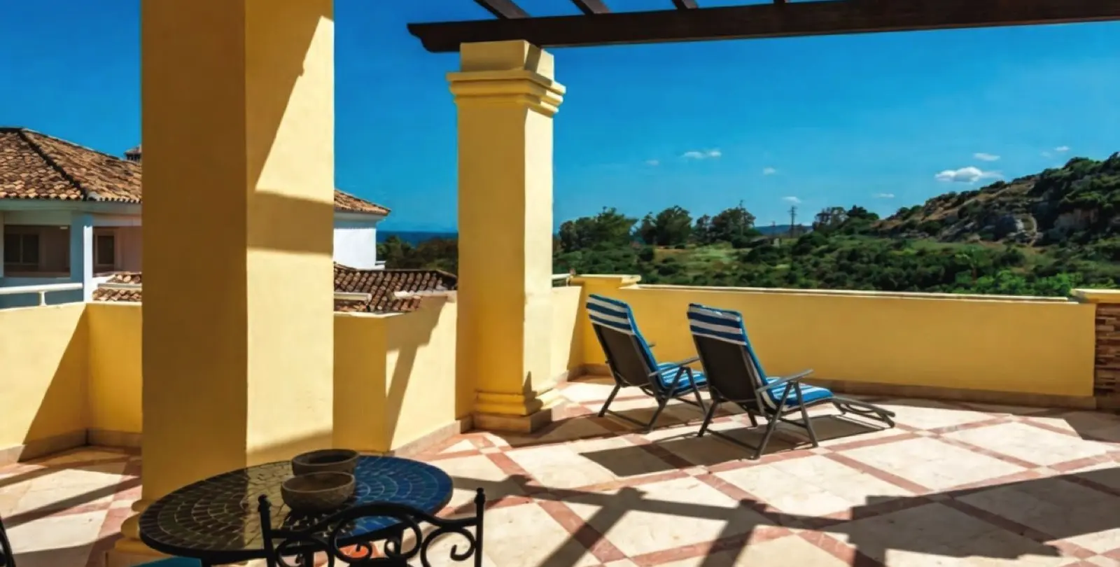 Sale of middle floor apartment in Casares Playa 26
