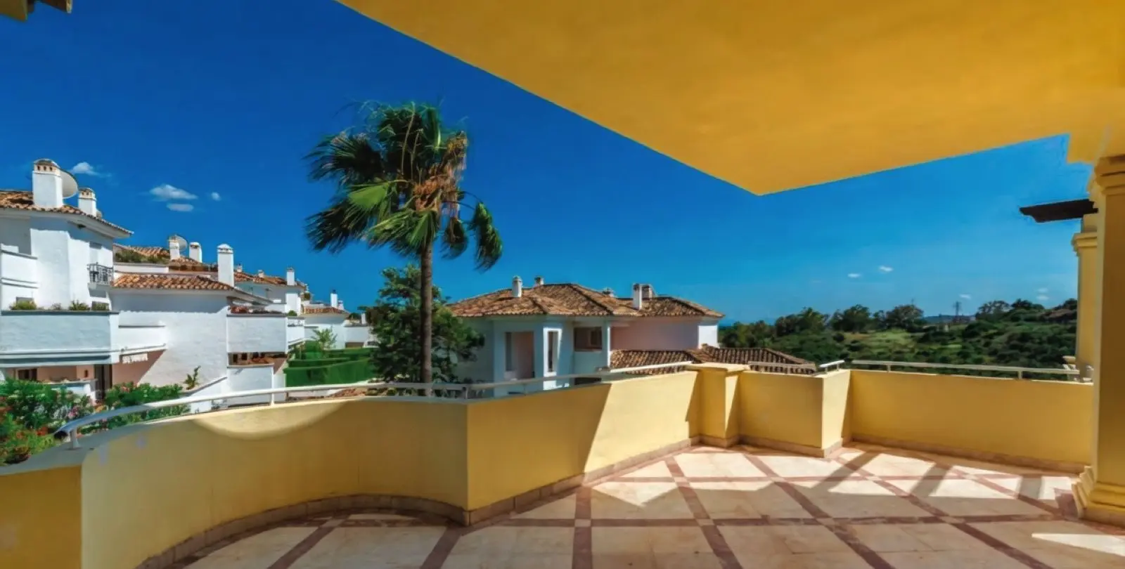 Sale of middle floor apartment in Casares Playa 27