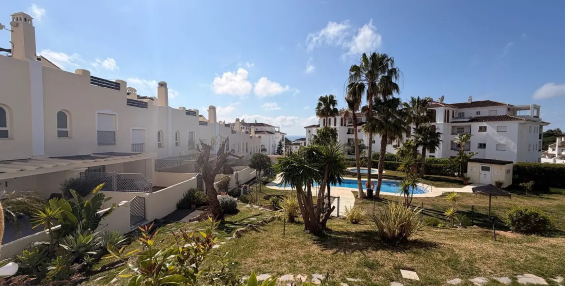 Sale of townhouse in Calahonda 24