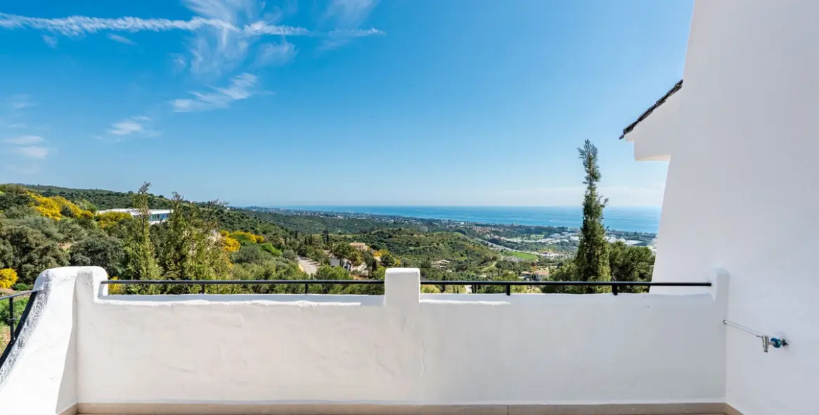 Sale of townhouse in Altos de los Monteros 12