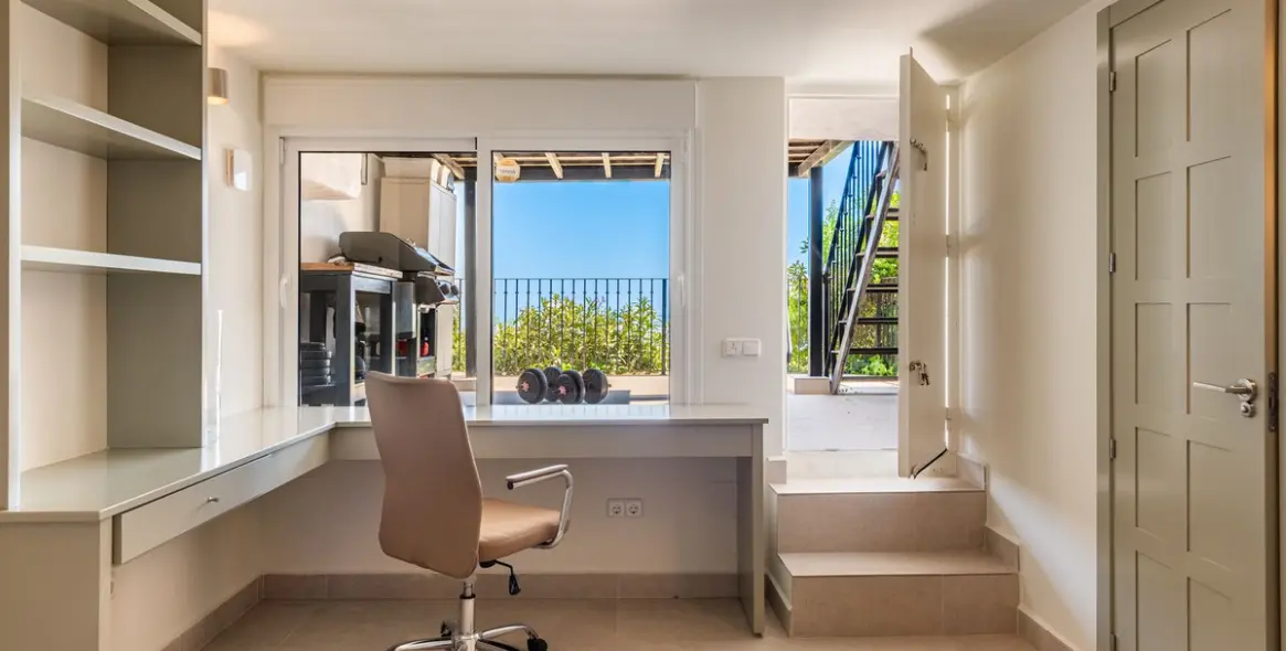 Sale of townhouse in Altos de los Monteros 18