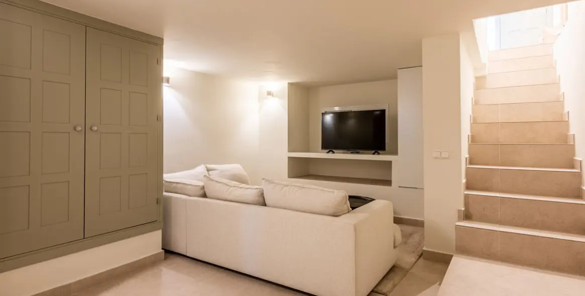 Sale of townhouse in Altos de los Monteros 19