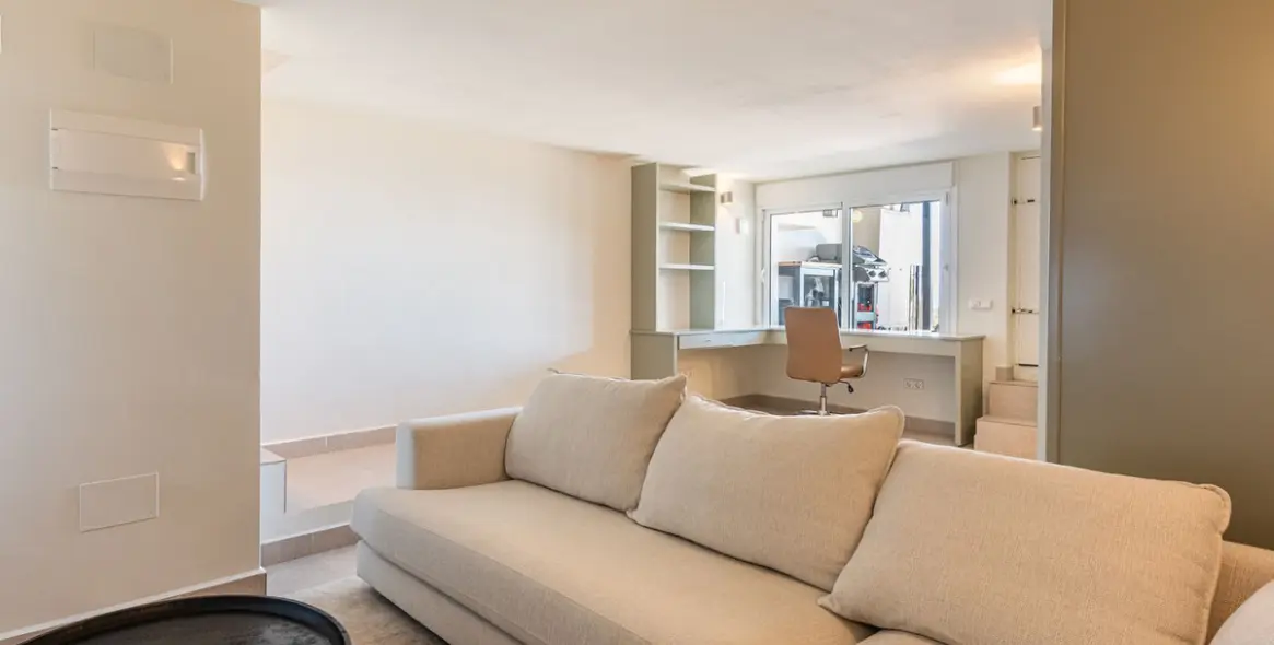 Sale of townhouse in Altos de los Monteros 20