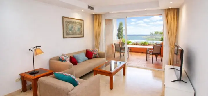 Продажа апартаментов на среднем этаже в The Golden Mile 1