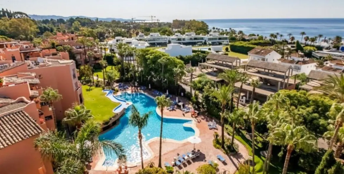 Venta de apartamento en planta media en The Golden Mile 4