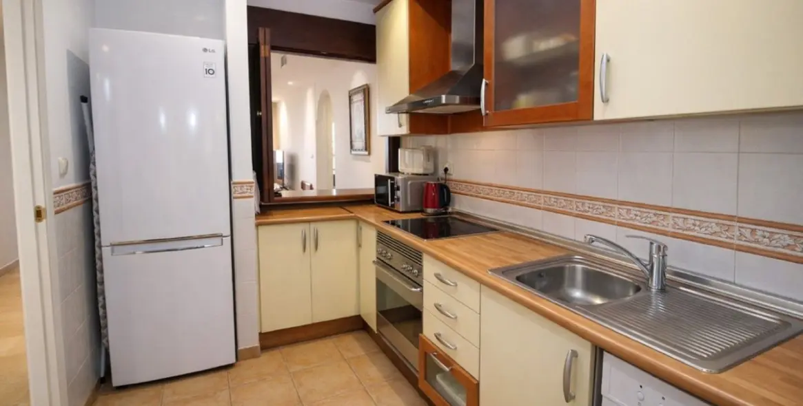 Venta de apartamento en planta media en The Golden Mile 10