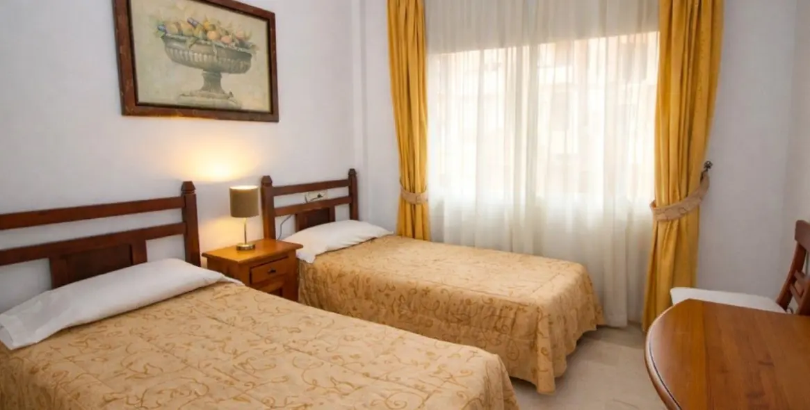 Venta de apartamento en planta media en The Golden Mile 13