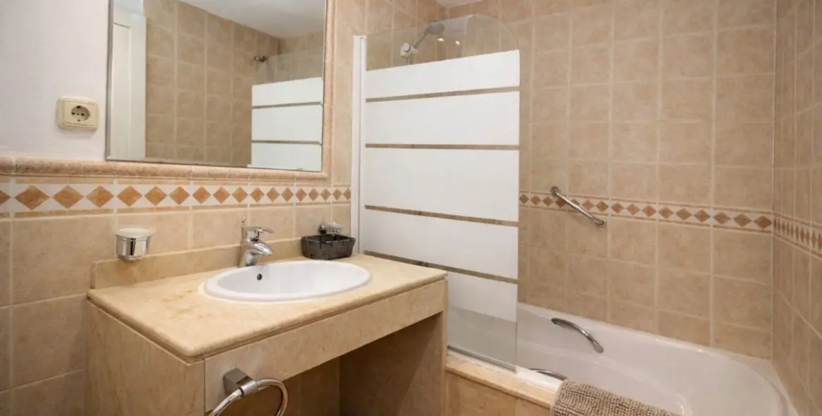 Venta de apartamento en planta media en The Golden Mile 15