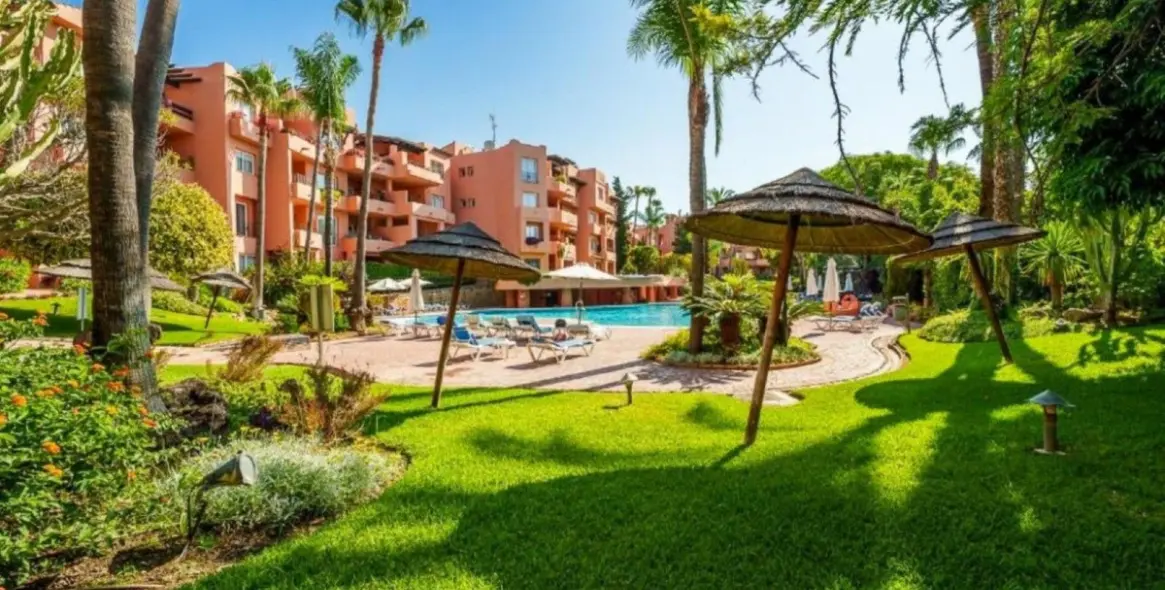 Venta de apartamento en planta media en The Golden Mile 16