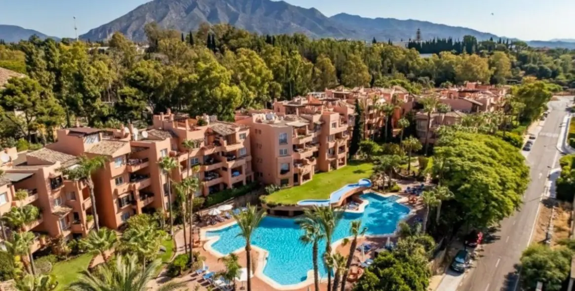 Venta de apartamento en planta media en The Golden Mile 17