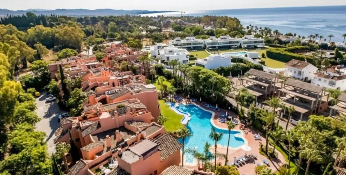 Venta de apartamento en planta media en The Golden Mile 18