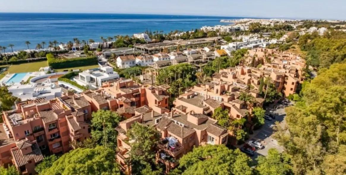 Venta de apartamento en planta media en The Golden Mile 19