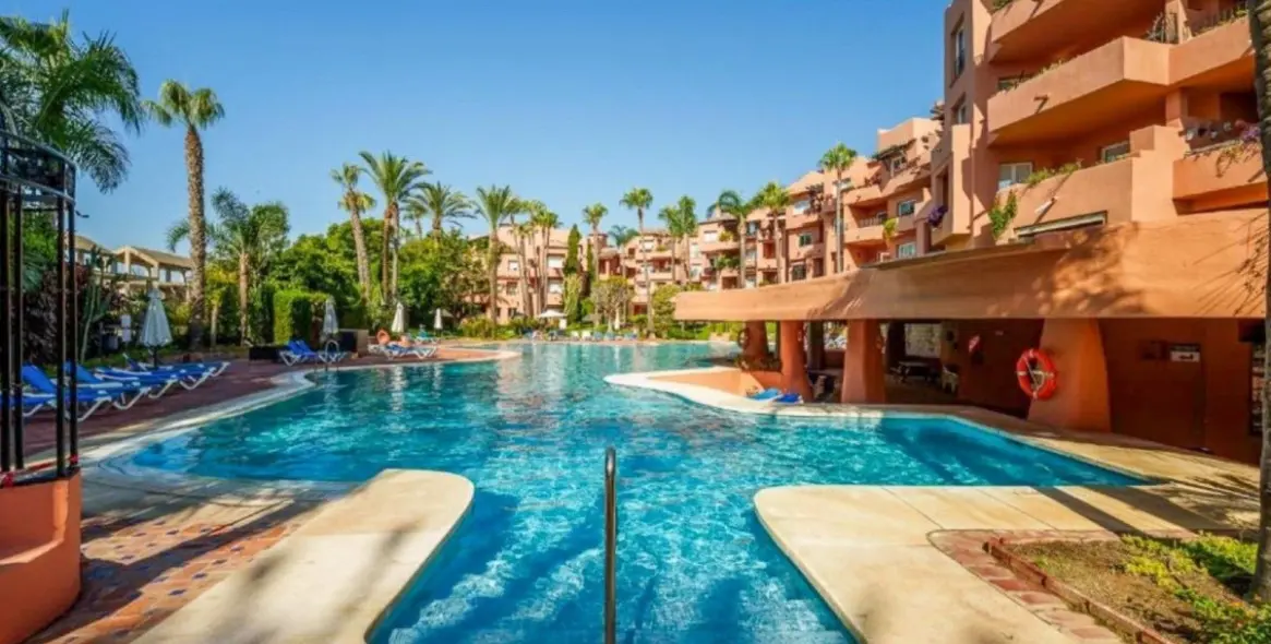 Venta de apartamento en planta media en The Golden Mile 20