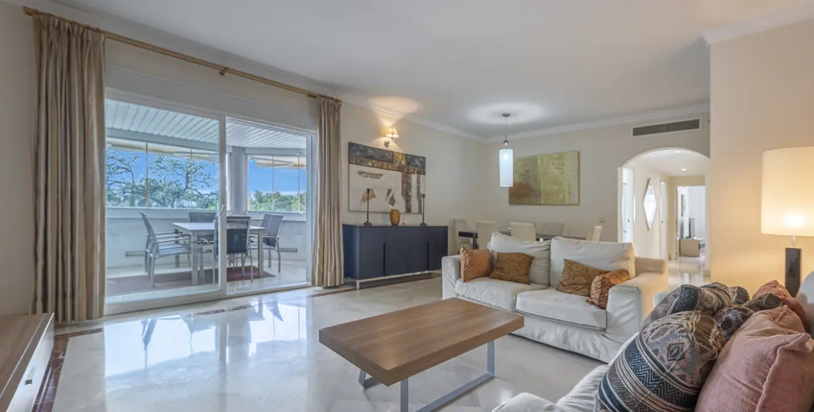 Продажа апартаментов на среднем этаже в The Golden Mile 4