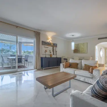 Продажа апартаментов на среднем этаже в The Golden Mile