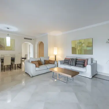 Продажа апартаментов на среднем этаже в The Golden Mile