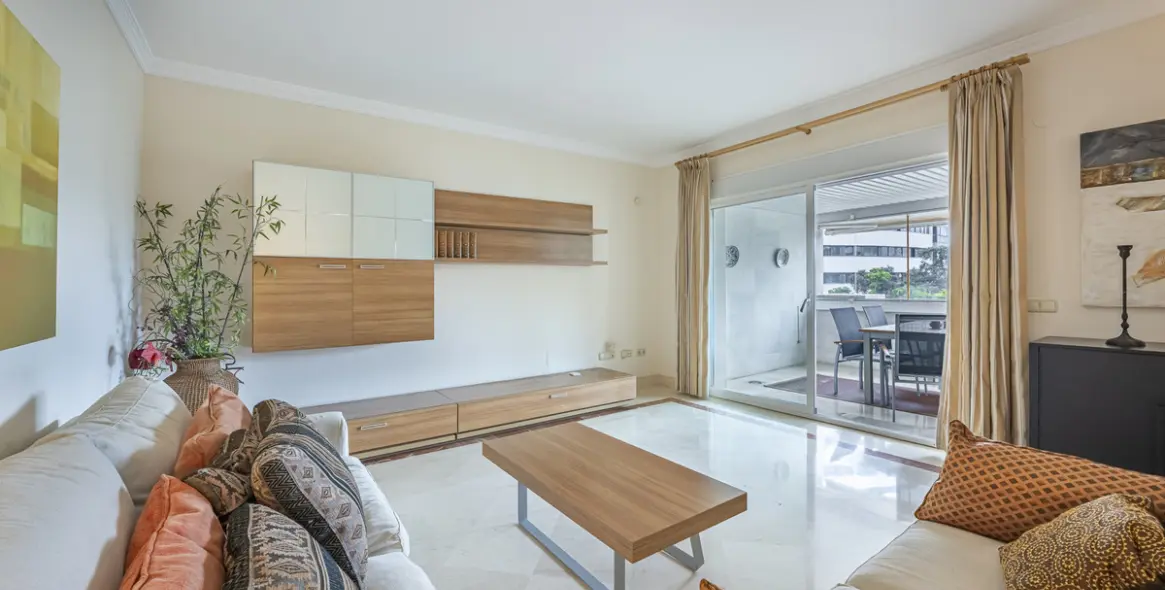 Продажа апартаментов на среднем этаже в The Golden Mile 8