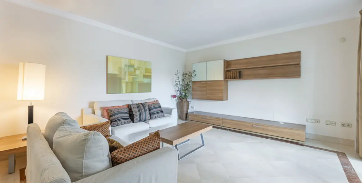 Продажа апартаментов на среднем этаже в The Golden Mile 11