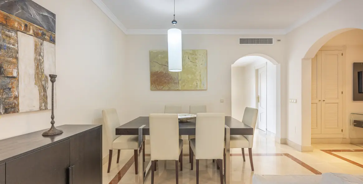 Продажа апартаментов на среднем этаже в The Golden Mile 12