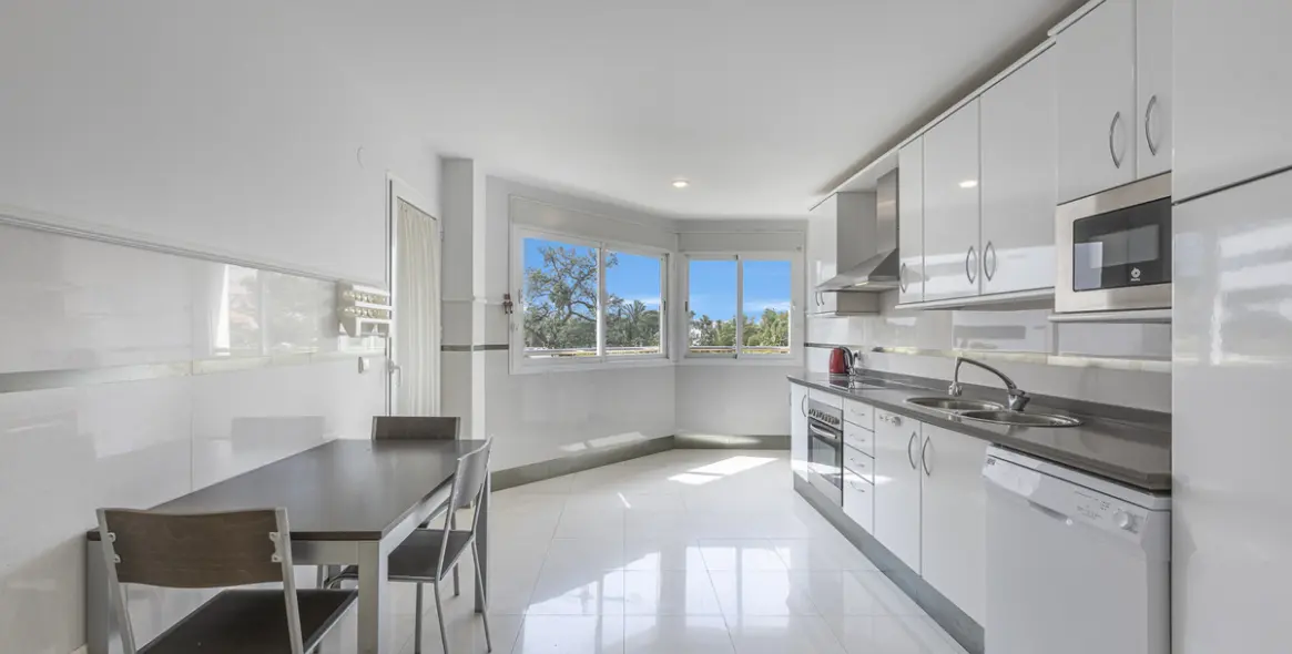 Продажа апартаментов на среднем этаже в The Golden Mile 14