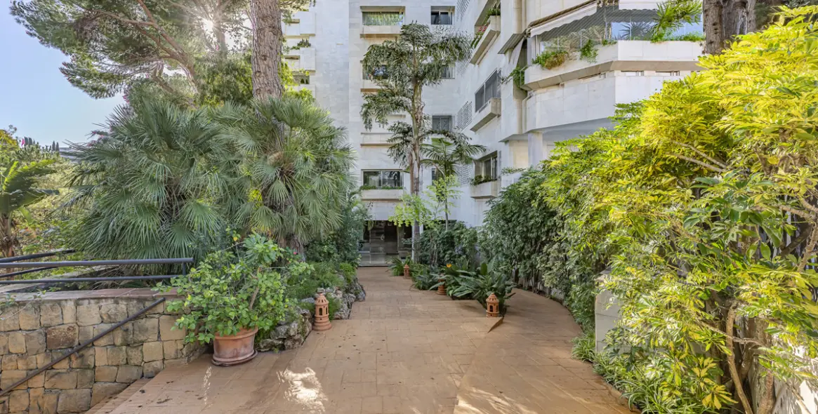 Продажа апартаментов на среднем этаже в The Golden Mile 17