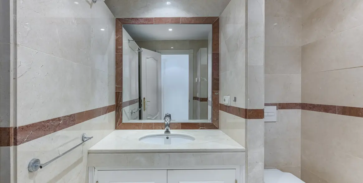 Продажа апартаментов на среднем этаже в The Golden Mile 19