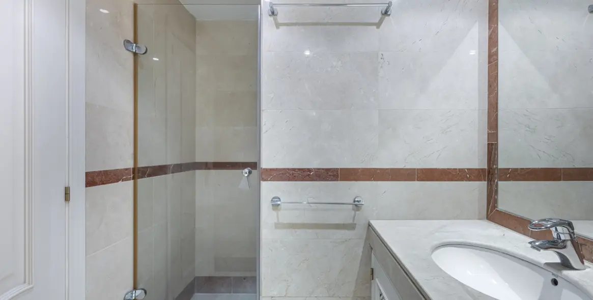 Продажа апартаментов на среднем этаже в The Golden Mile 28