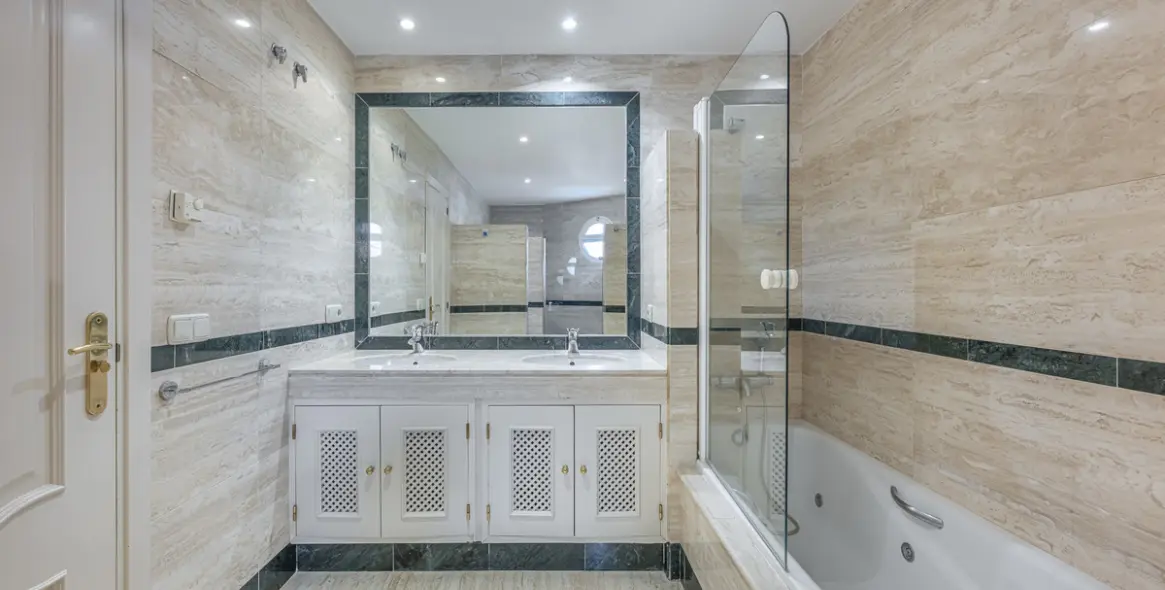 Продажа апартаментов на среднем этаже в The Golden Mile 34