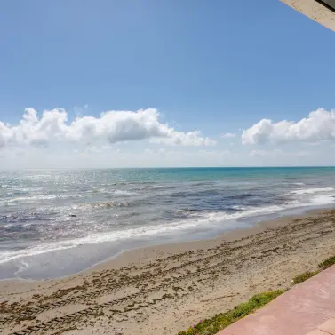 Sale of detached villa in Estepona