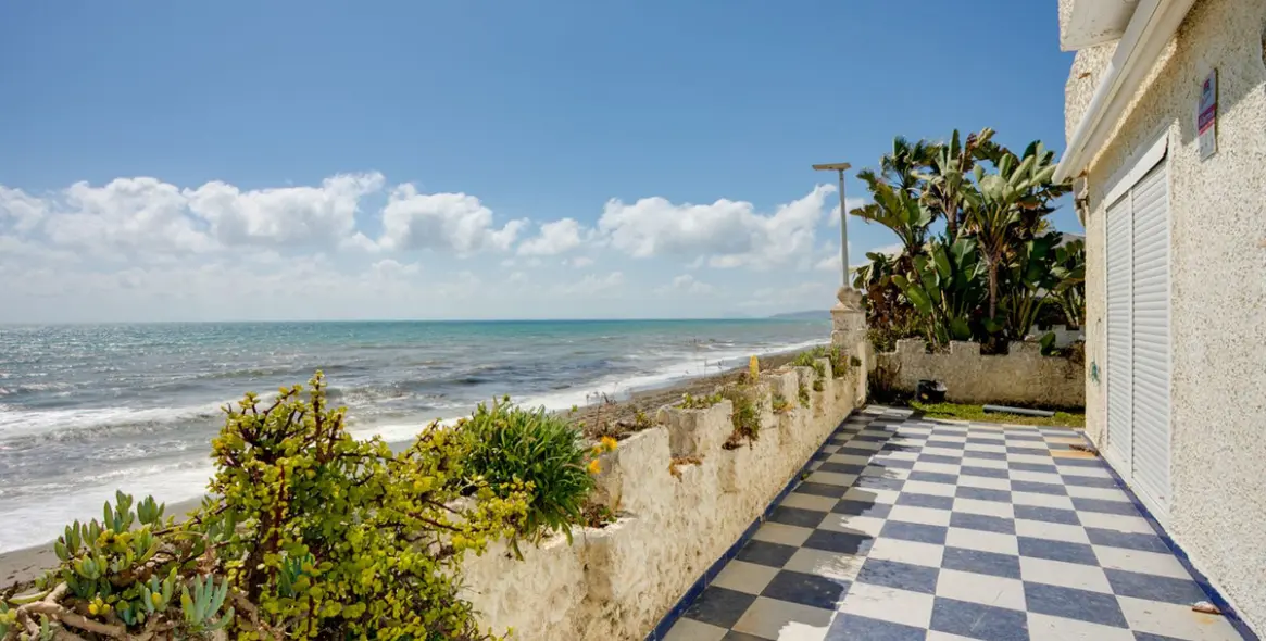 Продажа  отдельно стоящей виллы в Estepona 13