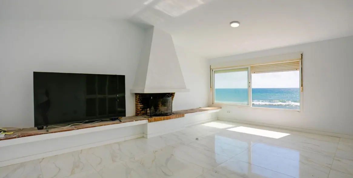 Sale of detached villa in Estepona 1
