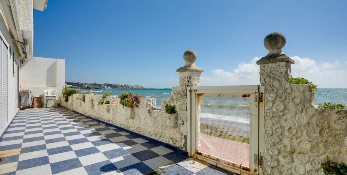 Sale of detached villa in Estepona 14