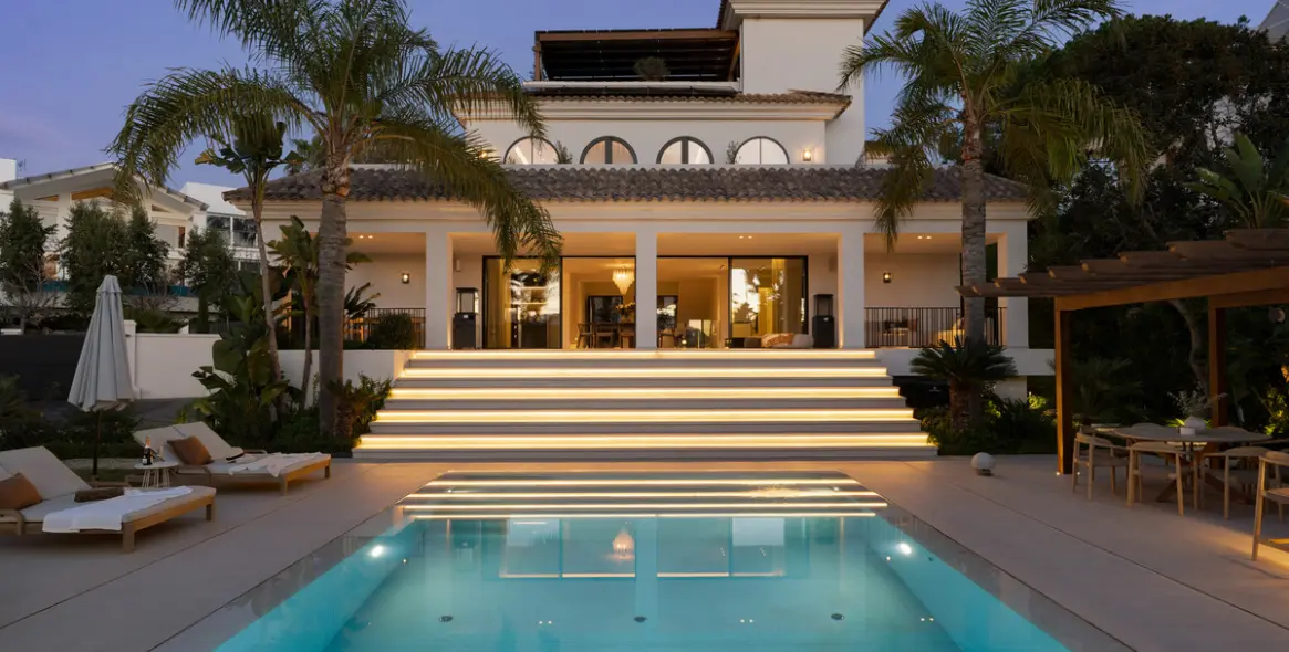 Venta de villa independiente en Nueva Andalucía 1