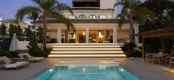 Venta de villa independiente en Nueva Andalucía 0