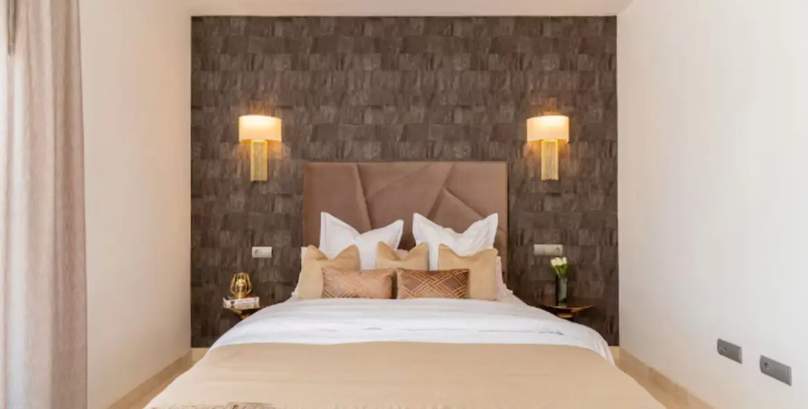 Long-term rent of penthouse in New Golden Mile 8