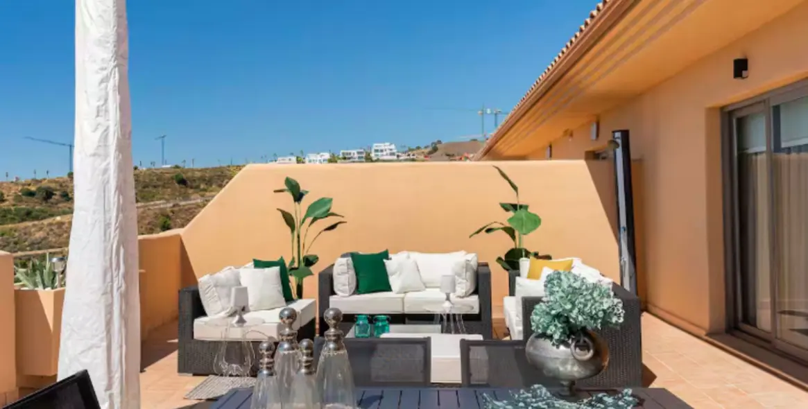 Long-term rent of penthouse in New Golden Mile 16