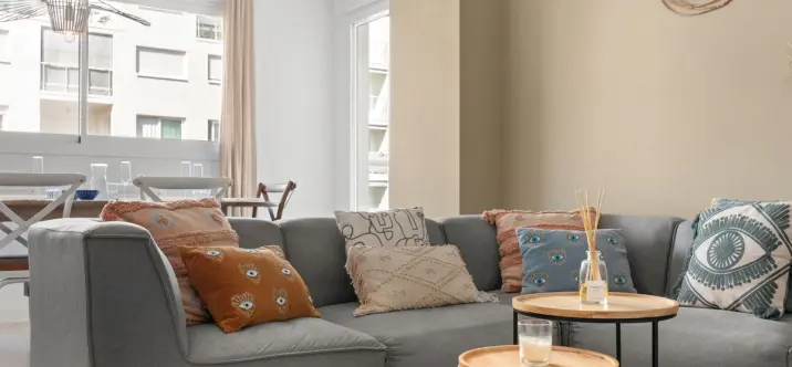 Venta de apartamento en planta media en Estepona 2