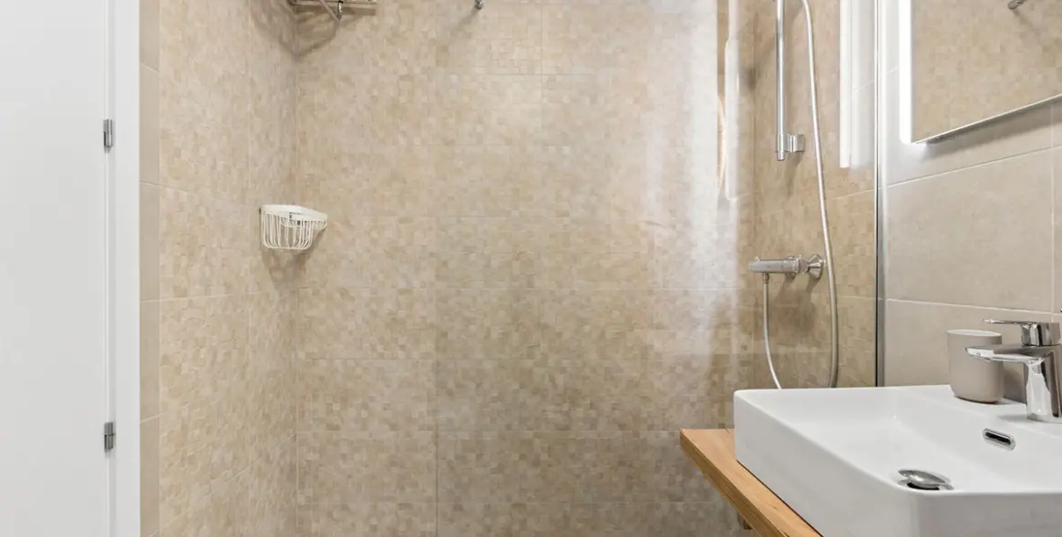 Sale of middle floor apartment in Estepona 24