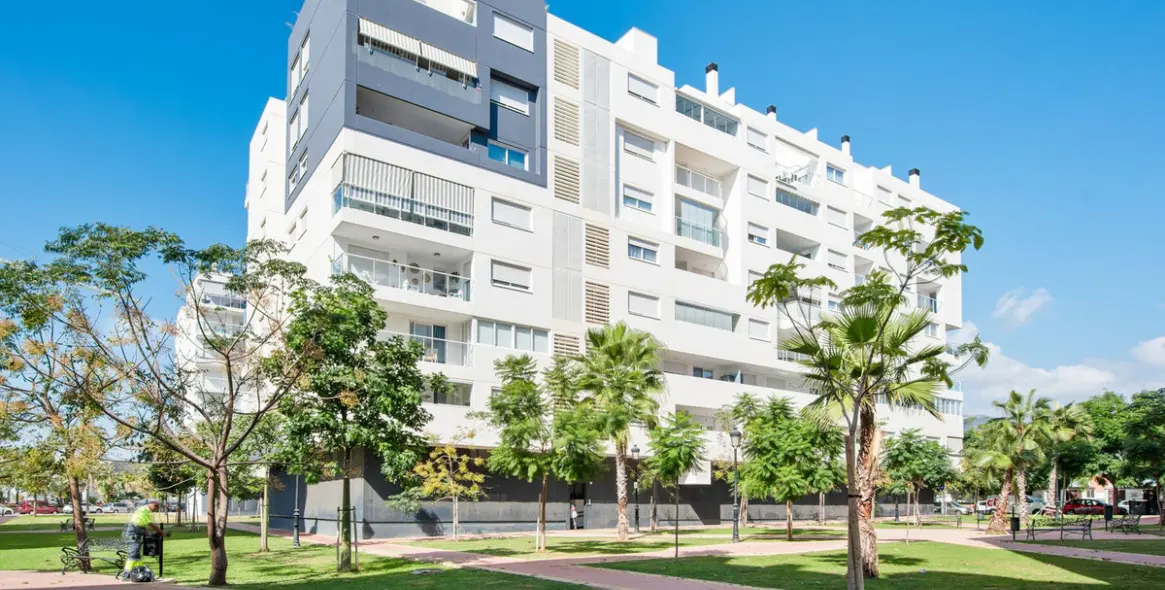 Sale of middle floor apartment in Estepona 30