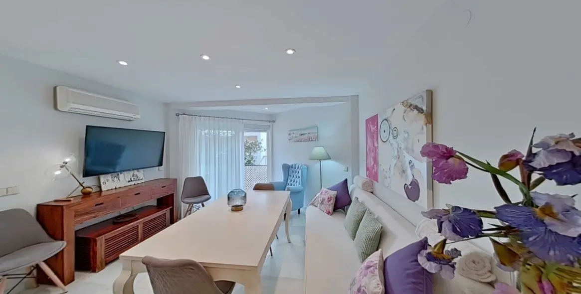 Venta de apartamento en planta media en Marbella 2