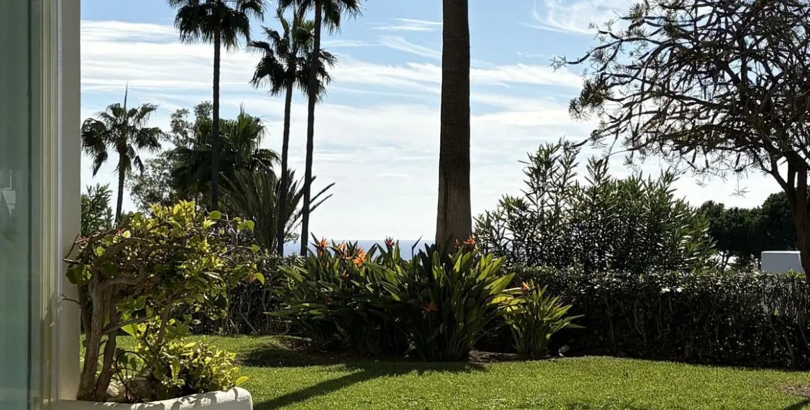 Продажа апартаментов на первом этаже в Miraflores 3