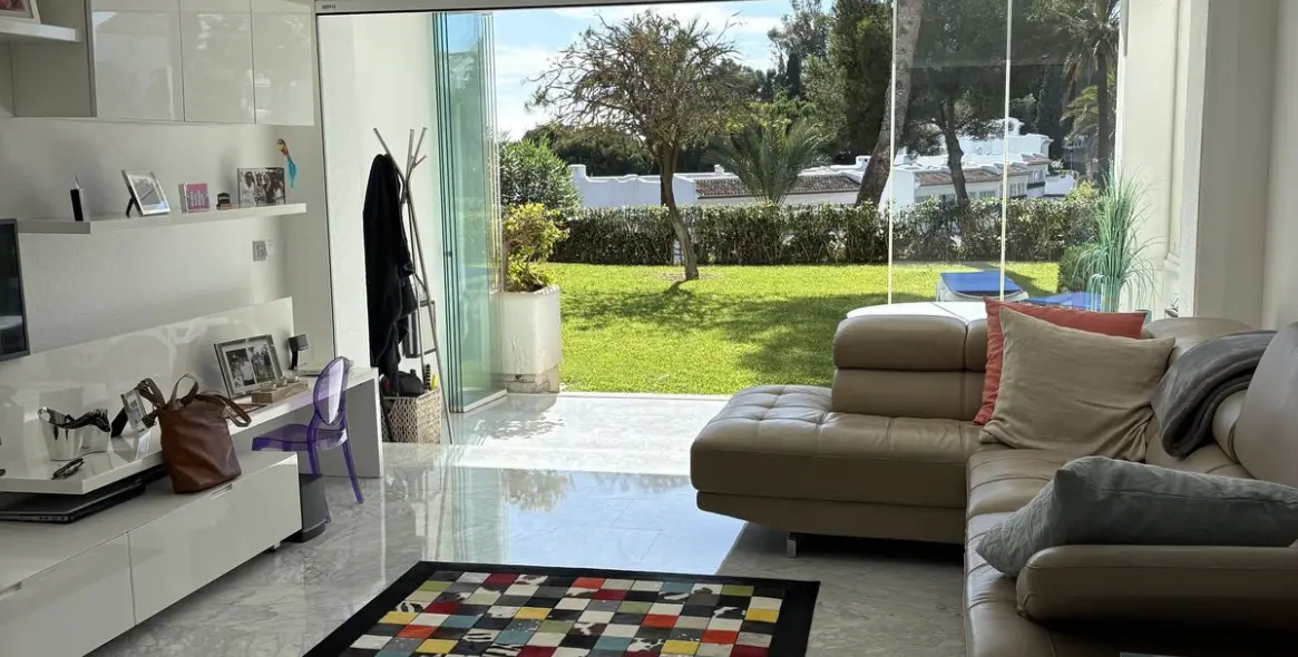 Продажа апартаментов на первом этаже в Miraflores 4