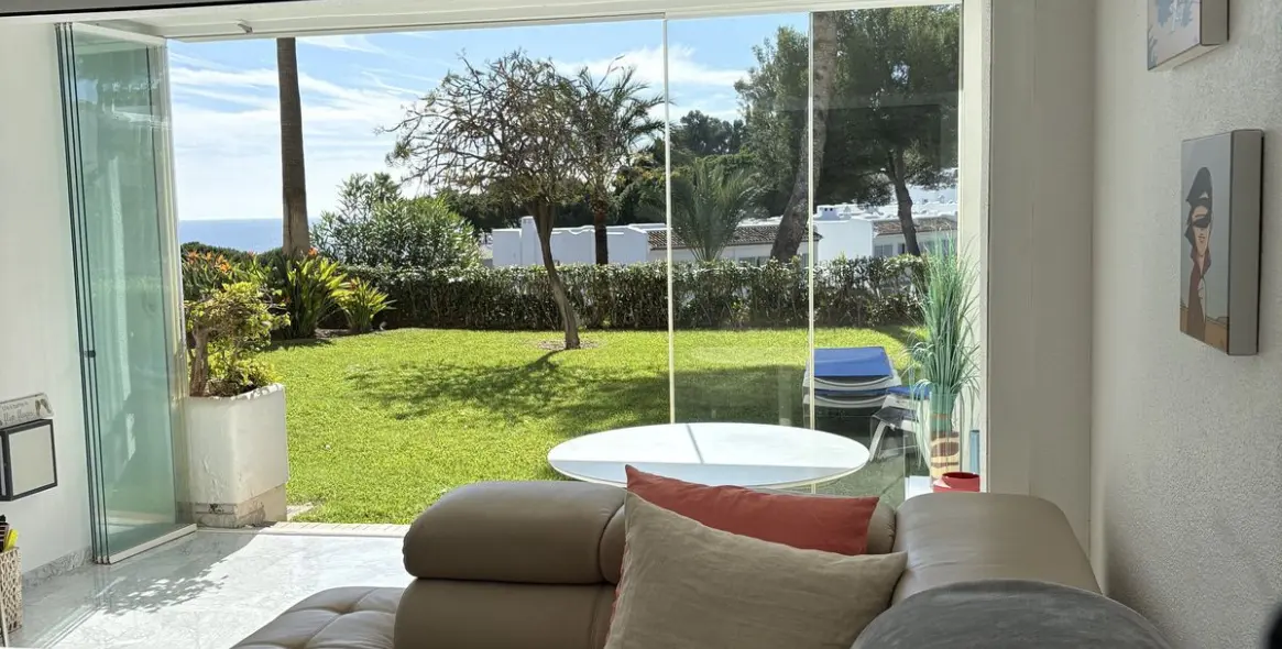 Продажа апартаментов на первом этаже в Miraflores 5