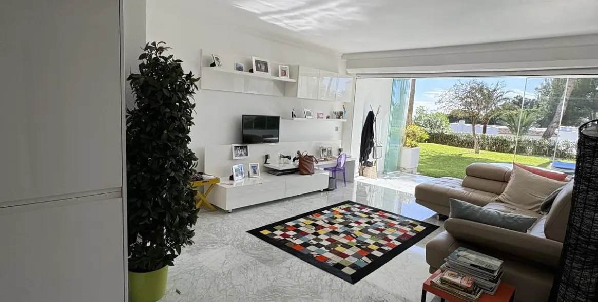 Продажа апартаментов на первом этаже в Miraflores 16